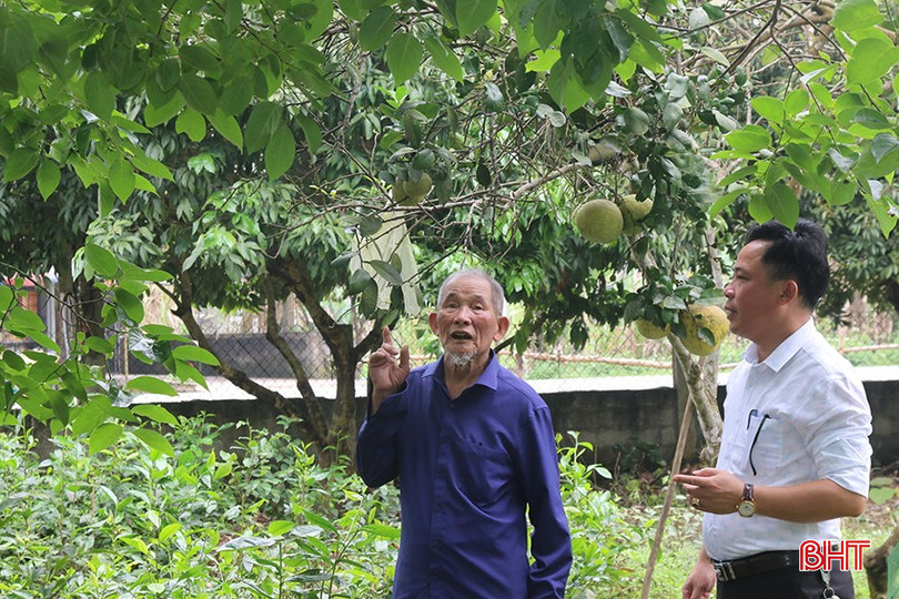 Ông Hoàng Cảnh (bên trái) tự hào trước sự đổi thay của quê hương. bqbht_br_ong-hoang-canh-ben-trai-tu-hao-truoc-su-doi-thay-cua-que-huong.jpg