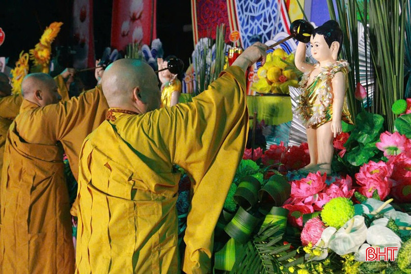 Nghi thức tắm Phật tại Đại lễ Phật đản ở chùa Phong Phạn. bqbht_br_nghi-thuc-tam-phat-tai-dai-le-phat-dan-o-chua-phong-phan.jpg