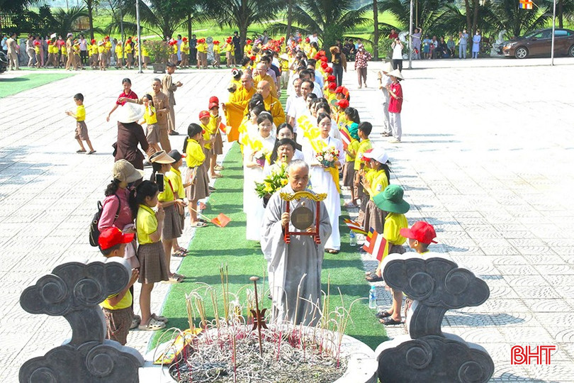 Đông đảo tăng ni, Phật tử, học sinh tham gia Đại lễ Phật đản tại chùa Phúc Linh. bqbht_br_dong-dao-tang-ni-phat-tu-hoc-sinh-tham-gia-dai-le-phat-dan-tai-chua-phuc-linh.jpg