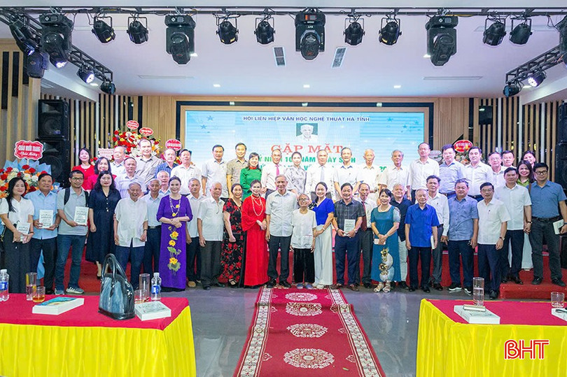 Các đại biểu chụp ảnh lưu niệm cùng gia đình nhà nghiên cứu văn hóa Võ Hồng Huy. bqbht_br_z6541788784540-3ecd3523ea5e3ac8f2dc63f3d36e90b0.jpg