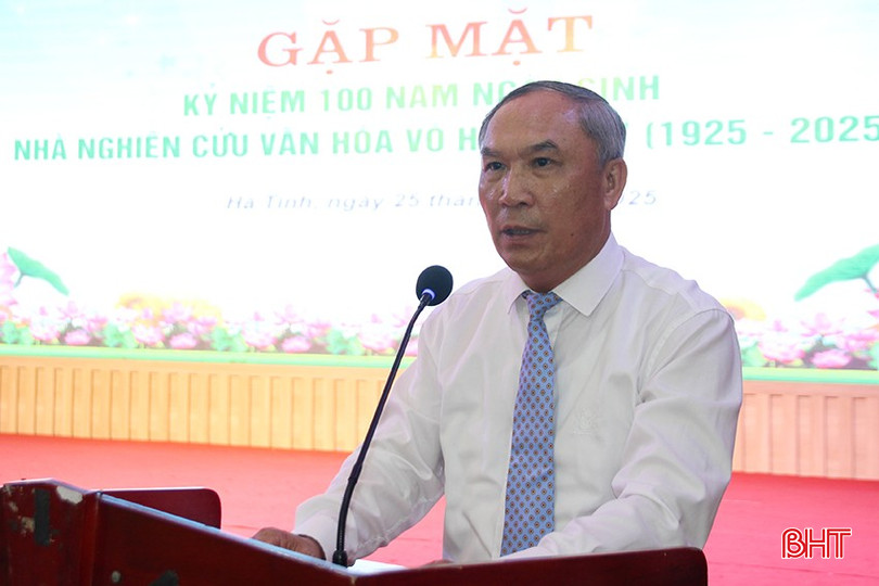 Tiến sĩ Võ Hồng Hải - con trai nhà nghiên cứu văn hóa Võ Hồng Huy giới thiệu tập sách mới "Võ Hồng Huy, Tập 2 - Danh sĩ Hồng Lam” đến với độc giả. bqbht_br_img-9677.jpg