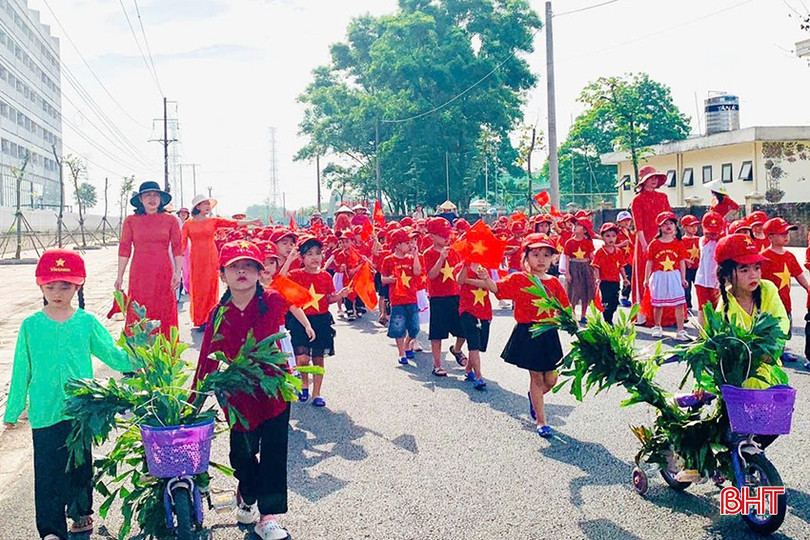 Giáo viên cùng học sinh Trường Mầm non Kỳ Trinh diễu hành chào mừng Ngày Giải phóng miền Nam, thống nhất đất nước. bqbht_br_giao-vien-cung-hoc-sinh-truong-mam-non-ky-trinh-dieu-hanh-chao-mung-ngay-giai-phong-mien-nam-thong-nhat-dat-nuoc.jpg