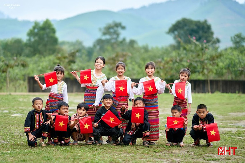 Các em nhỏ dân tộc Chứt rạng ngời bên lá cờ Tổ quốc. Ảnh: Đình Thông bqbht_br_cac-em-nho-dan-toc-chut-rang-ngoi-ben-la-co-to-quoc-anh-dinh-thong.jpg