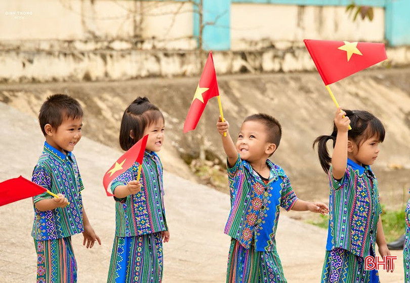 Tình yêu nước bắt nguồn từ những điều bình dị nhất, từ những rung cảm chân thành nhất đối với nơi mình sinh ra và lớn lên... Ảnh: Đình Thông bqbht_br_cac-em-nho-dan-toc-chut-rang-ngoi-ben-la-co-to-quoc-1-anh-dinh-thong.jpg