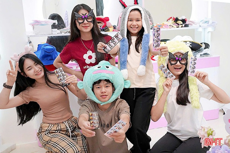 Những phụ kiện độc, lạ, dễ thương được các bạn trẻ sử dụng để tạo dáng trong buồng photobooth. bqbht_br_z6429787972608-09b239a1cff57f660ff31de8dea68bb3.jpg