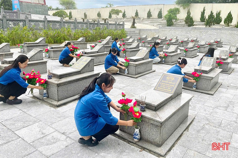 Đoàn xã Đức Thọ phối hợp với chi nhánh Viettel Đức Thọ tổ chức chương trình “Hoa dâng mộ liệt sĩ “ với các phần việc như: chỉnh trang khuôn viên nghĩa trang, thay thế lọ và hoa, lau chùi các phần mộ... bqbht_br_anh-3-duc-tho-1.jpg