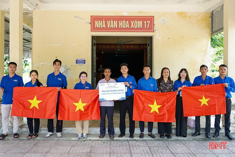 Triển khai Ngày Chủ nhật xanh, Đoàn phường Hà Huy Tập trao tặng 100 lá cờ Tổ quốc cho người dân trên địa bàn.