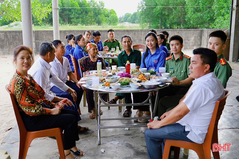 "Bữa cơm tri ân" do Đoàn xã Đồng Tiến phối hợp với Chi đoàn, Hội Phụ nữ Phòng Tham mưu (Công an tỉnh) tổ chức tại gia đình bà Nguyễn Thị Chắt. bqbht_br_anh-1-dong-tien-1.jpg