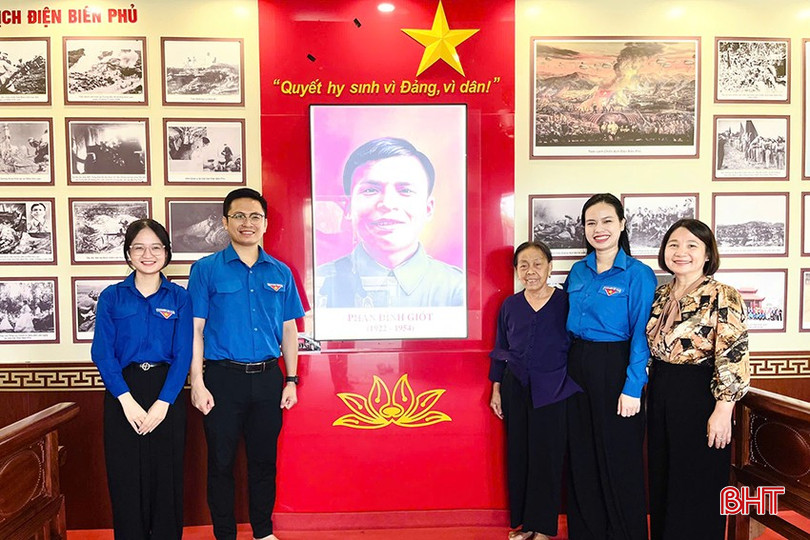 Hướng tới Ngày Thương binh Liệt sĩ 27/7, chị Nguyễn Ny Hương - Phó Chủ tịch Ủy ban MTTQ Việt Nam tỉnh, Bí thư Tỉnh đoàn đã đến dâng hương, dâng hoa tại Nhà thờ Anh hùng liệt sỹ Phan Đình Giót (xã Cẩm Xuyên). bqbht_br_z6817357817343-4c6a803e4013918432d6598a20195810.jpg