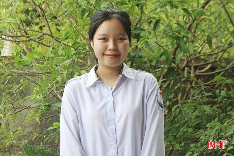 Em Nguyễn Thùy Dương là 1 trong 5 thủ khoa khối C00 của Hà Tĩnh. z5641715249659_329f650f6a3ecab0134e2dbd4765ff71.jpg