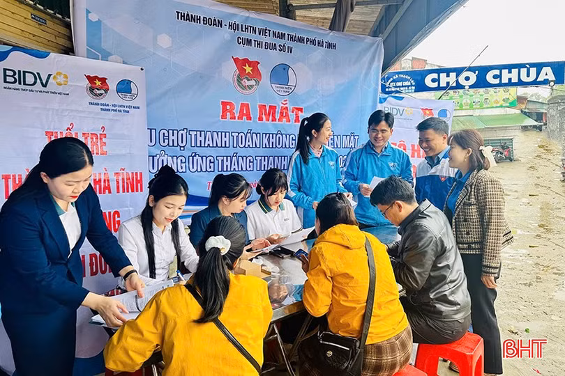 Tuổi trẻ TP Hà Tĩnh ra mắt khu chợ thanh toán không dùng tiền mặt ở chợ Chùa (xã Thạch Lạc).