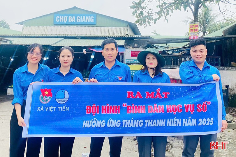 Ngày 6/3, Tỉnh đoàn - Hội LHTN Việt Nam tỉnh đã chỉ đạo, hướng dẫn các cơ sở đoàn, hội trong toàn tỉnh đồng loạt triển khai, tổ chức các hoạt động chuyển đổi số hưởng ứng phong trào “Bình dân học vụ số”. Trong ảnh: Tuổi trẻ xã Việt Tiến (huyện Thạch Hà) ra mắt đội hình &quot;Bình dân học vụ số&quot;.