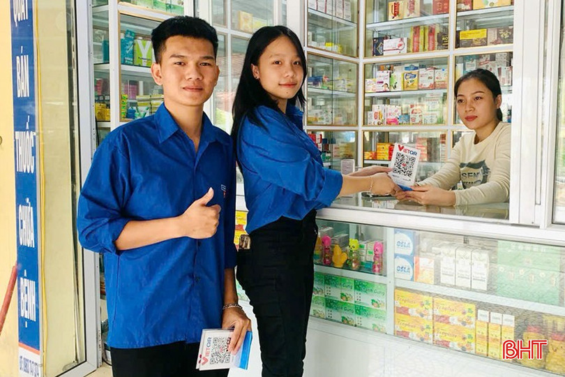 Đội hình “Bình dân học vụ số” đã đến từng hộ, đặc biệt là địa bàn vùng sâu, gia đình có người lớn tuổi nhằm hướng dẫn, phổ cập việc sử dụng máy tính, các thiết bị thông minh, mạng xã hội, dịch vụ công trực tuyến… và các kỹ năng số thiết yếu một cách văn minh, bảo đảm an toàn, bảo mật thông tin ở mức cơ bản, tránh lừa đảo số, nhận diện và phòng ngừa thông tin xấu, độc trên không gian số... Trong ảnh: Tuổi trẻ huyện Hương Khê hỗ trợ người dân sử dụng mã QR trong thanh toán.