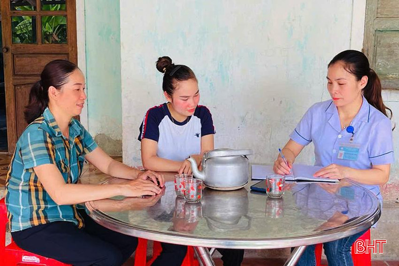 Dù địa bàn rộng, dân cư thưa thớt nhưng các cán bộ, cộng tác viên DS của xã Sơn Hồng luôn đến từng ngõ, gõ từng nhà để tuyên truyền chính sách DS. z5723372791993_87c9740cef61d48c6d48adc6330ed17e.jpg