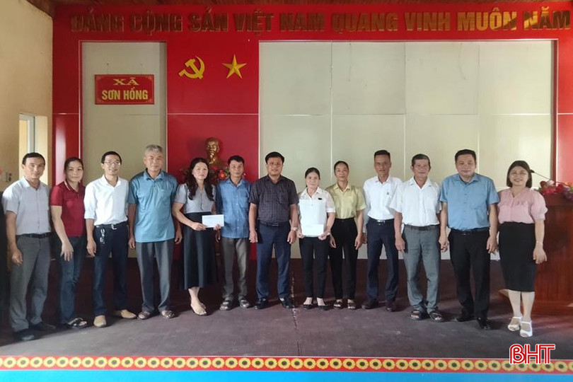 Thôn 9 và thôn 11 (xã Sơn Hồng) được khen thưởng vì 2 năm liền không có trường hợp sinh con thứ 3 trở lên. z5713132005206_b4ae37967da7f7ad3b61b865d99f71dc.jpg