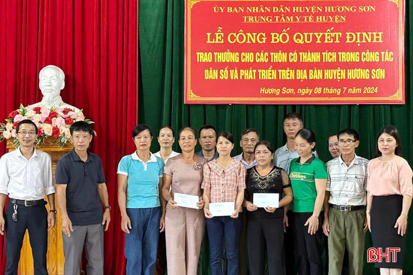 Đại diện 3 thôn: Tiến Thịnh, Phúc Thịnh, Đại Thịnh (xã An Hòa Thịnh) nhận khen thưởng vì có thành tích 2 năm liền không có trường hợp sinh con thứ 3 trở lên. z5720391694959_c89dc0088a605b88f92e0a155c2f2bc7 (1).jpg