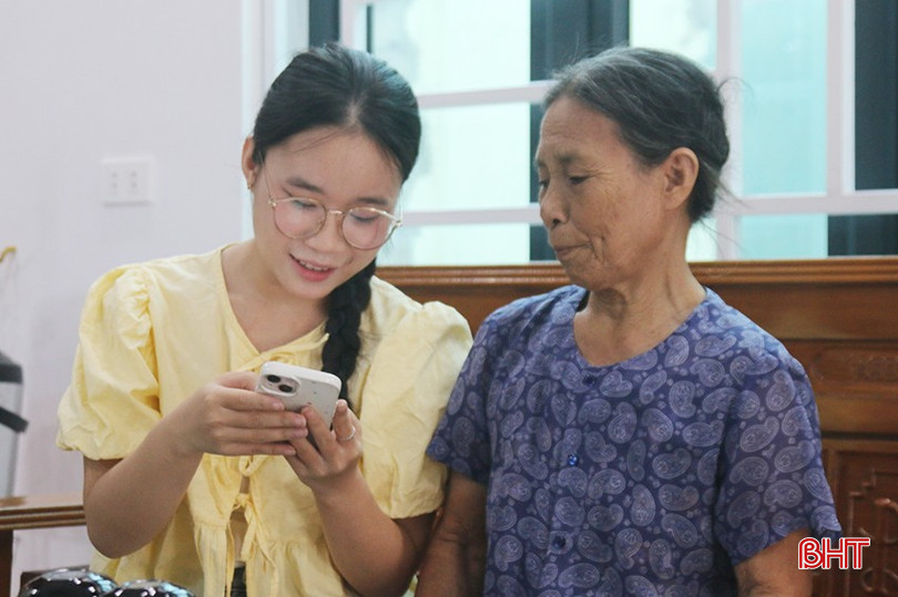 Bằng việc ứng dụng công nghệ, Diễm Mỹ đã giúp bà nội có được bức ảnh "chụp chung" với ông nội, bqbht_br_z7113850135131-9eb333b91ff5afa1b3bc5123f8441903.jpg