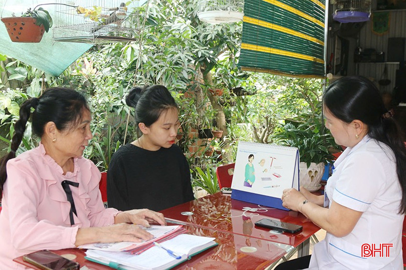 Chị Võ Diệu Hằng (áo đen) được cán bộ và cộng tác viên DS phường Đại Nài tư vấn chăm sóc sức khỏe thai sản. bqbht_br_z6504843265901-59b04092efe5d76ea694fda0800ac65f.jpg