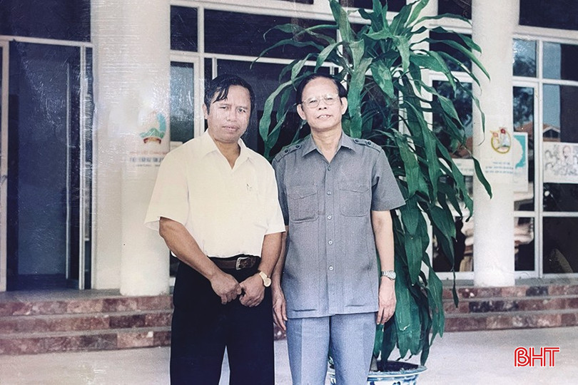 Nhà báo Lê Hữu Quý chụp ảnh lưu niệm cùng nguyên Tổng Biên tập Báo Nhân dân Nguyễn Hồng Vinh. f4.jpg