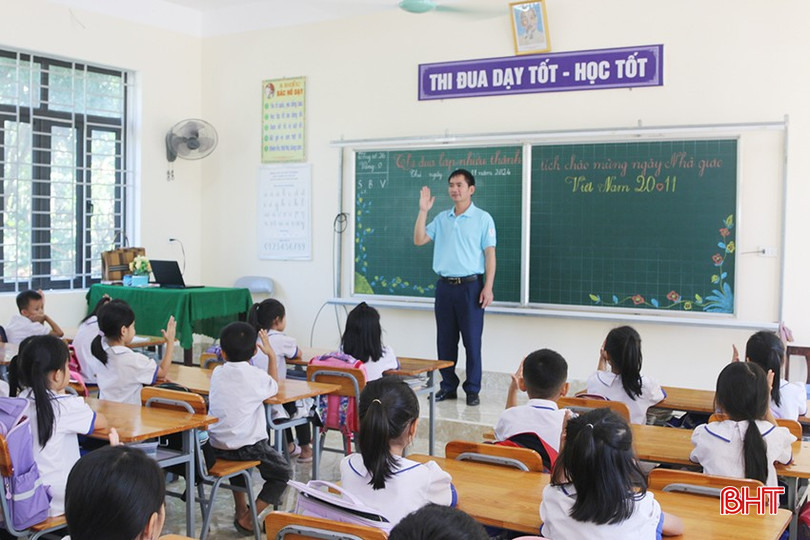 Trên lớp, thầy Chương khéo léo chỉ dạy học trò nhiều điều hay, lẽ phải. bqbht_br_z6046512527170-e27b5c84533a40ccecb74f64f52fe3c3.jpg