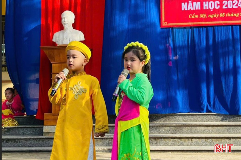 Ngọc Hà (bên phải) và Tuấn Khang tham gia biểu diễn ví giặm tại lễ khai giảng năm học 2024-2025. z5839602909147-57c3b9d1a756e637b1839283008a3384-5023.jpg