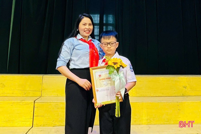 Cô giáo Phan Thị Thùy Diễm - Tổng phụ trách Đội Trường THCS Thành Mỹ (Nghi Xuân) luôn đồng hành, hướng dẫn Xuân Dũng hát ví, giặm và tham gia các chương trình nghệ thuật. z5844530804709-a7d1afa5150443bedf46fb3a877d8482-5197.jpg