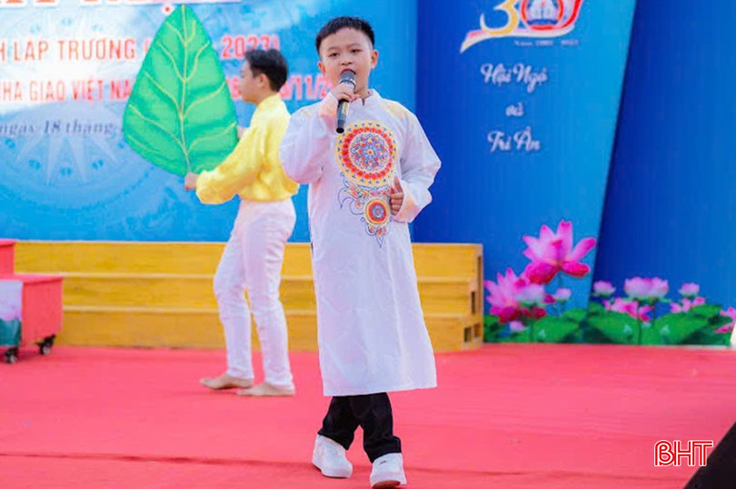 Xuân Dũng thường tham gia biểu diễn tại các sân khấu của trường và địa phương. z5844521709894-4d8fa6d8cff36b32218ff1324d2c6299-2750.jpg