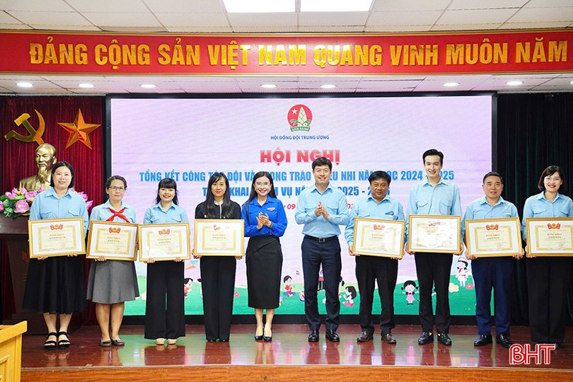 Hội đồng Đội tỉnh Hà Tĩnh nhận bằng khen của Ban Chấp hành Trung ương Đoàn TNCS Hồ Chí Minh cho tập thể có thành tích xuất sắc. bqbht_br_z6889435373507-52406555ac1b7c72ed2b7de9c481e75c.jpg