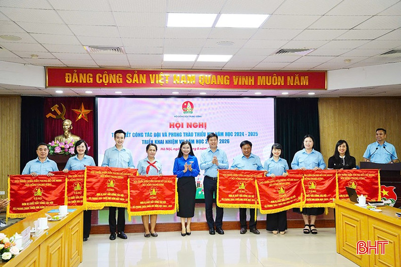 Hội đồng Đội tỉnh Hà Tĩnh nhận cờ thi đua của Hội đồng Đội Trung ương cho đơn vị xuất sắc Trong ảnh: Anh Trần Mạnh Hiền (ngoài cùng bên trái) - Đại diện Thường trực Hội đồng Đội tỉnh nhận cờ thi đua. bqbht_br_z6889435368693-d338b0c9c977ad0564dae6b3ad73282a.jpg