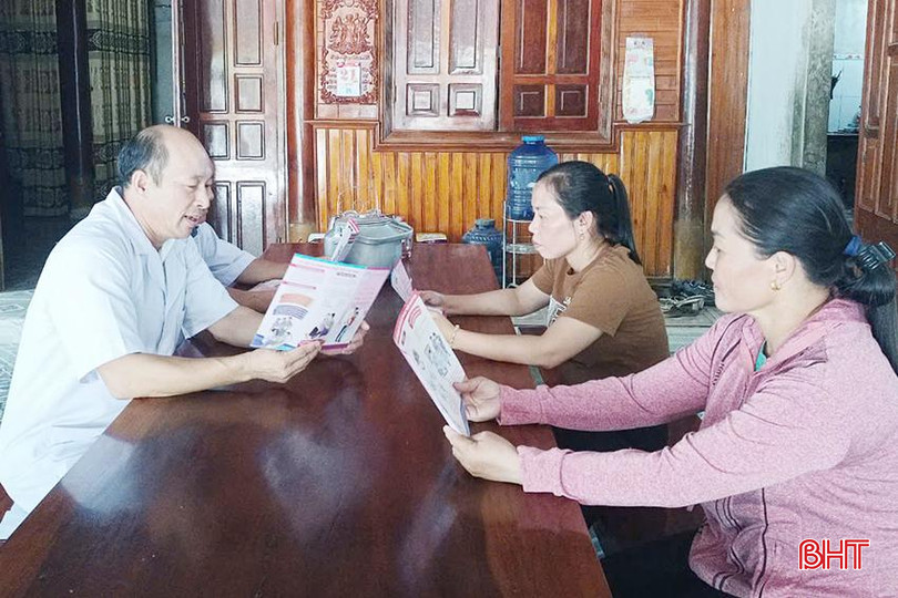 Hoạt động tuyên truyền, vận động sử dụng BPTT cũng được thực hiện tới từng hộ gia đình ở Hà Tĩnh. z5751849869619_40c09300115a8d57fe6f8d2800b70aff.jpg