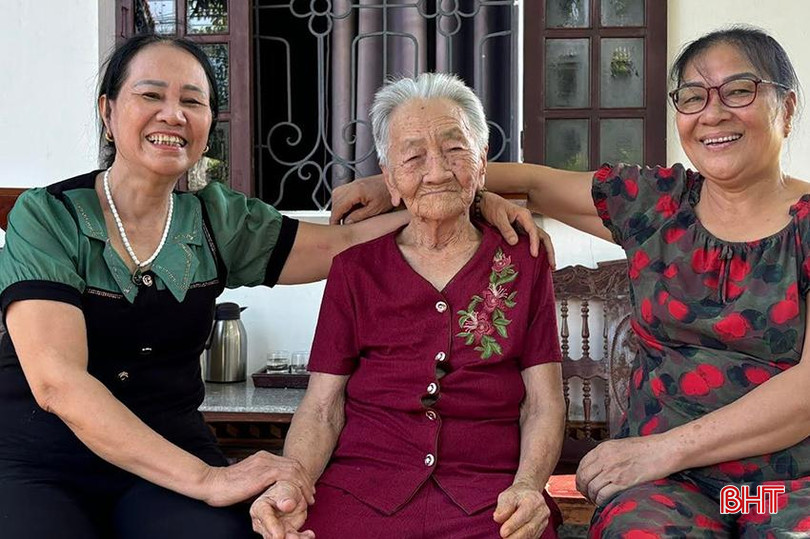 Cụ bà Nguyễn Thị Vinh và bà Đặng Thị Nhị (bên trái) - Bí thư Chi bộ thôn Liên Hà, xã Thạch Hạ cùng con dâu cả. z5741211000725_2b30edb78945c0bdd9cf6b7bb5bcd53a.jpg