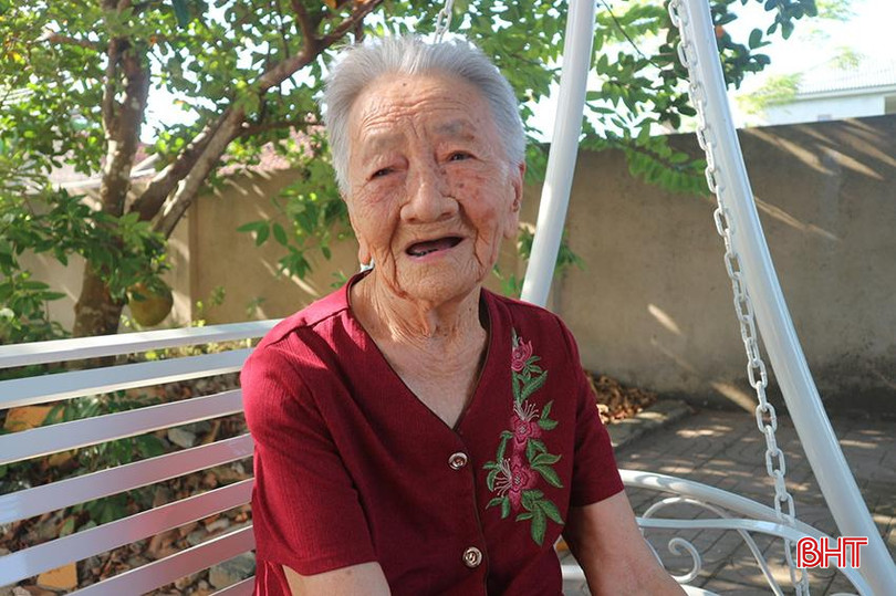 Cụ bà Nguyễn Thị Vinh vui mừng khi quê hương, đất nước ngày một phát triển. z5741212877055_88ffcb553df59fa8644e05ec9c45d33c.jpg