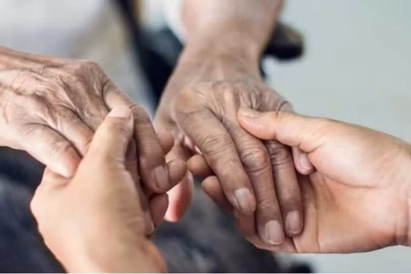 Đôi bàn tay của mẹ - đôi tay lưu dấu bao yêu thương xen lẫn những nhọc nhằn, hy sinh. (Ảnh minh họa).