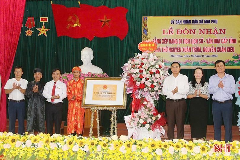 Đại diện lãnh đạo Sở VH-TT&amp;DL và huyện Lộc Hà trao bằng xếp hạng di tích lịch sử - văn hoá cấp tỉnh nhà thờ Nguyễn Xuân Trùm, Nguyễn Xuân Kiều cho dòng họ và địa phương.