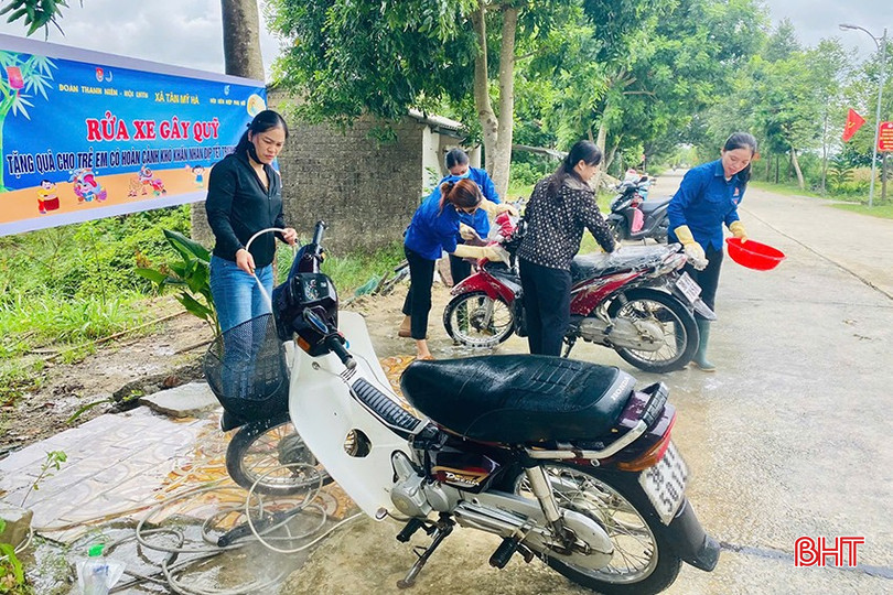 Đoàn viên thanh niên xã Tân Mỹ Hà (Hương Sơn) rửa xe gây quỹ để tặng quà Trung thu cho trẻ em khó khăn trên địa bàn. z5818268880923_e49bccb7c0fe3d46ee2f5c723489e3f9.jpg