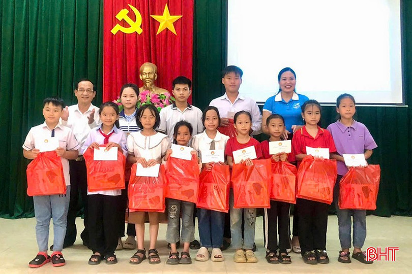 Hội Khuyến học tỉnh, Hội LHPN huyện Hương Khê và CLB Nữ doanh nhân huyện trao quà, tiền hỗ trợ đỡ đầu cho các trẻ em mồ côi có hoàn cảnh khó khăn trên địa bàn. z5818381896293_4128d98575cd50a5968cc5827ae9bde4.jpg