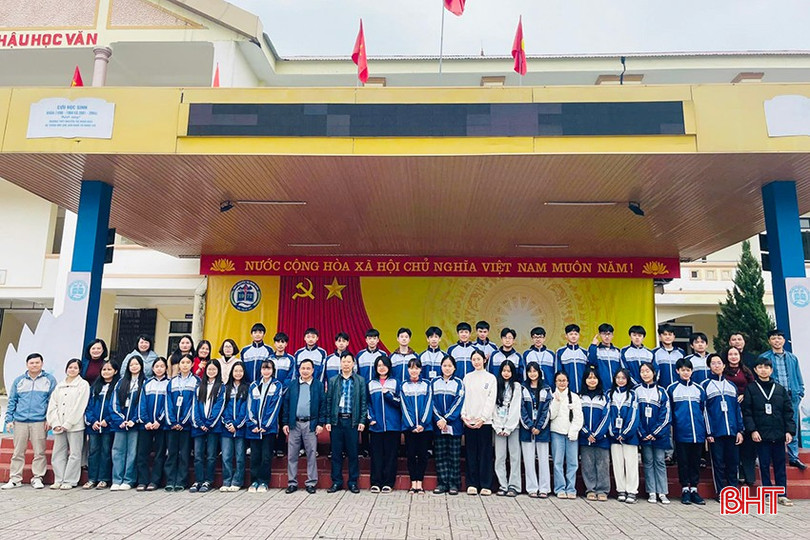 Đội tuyển thi học sinh giỏi tỉnh lớp 10 của Trường THPT Nguyễn Thị Minh Khai đạt thành tích ấn tượng với 35/37 học sinh đạt giải (đạt tỷ lệ 94,6%). bqbht_br_482260330-1170045085128969-7218832980429340835-n.jpg