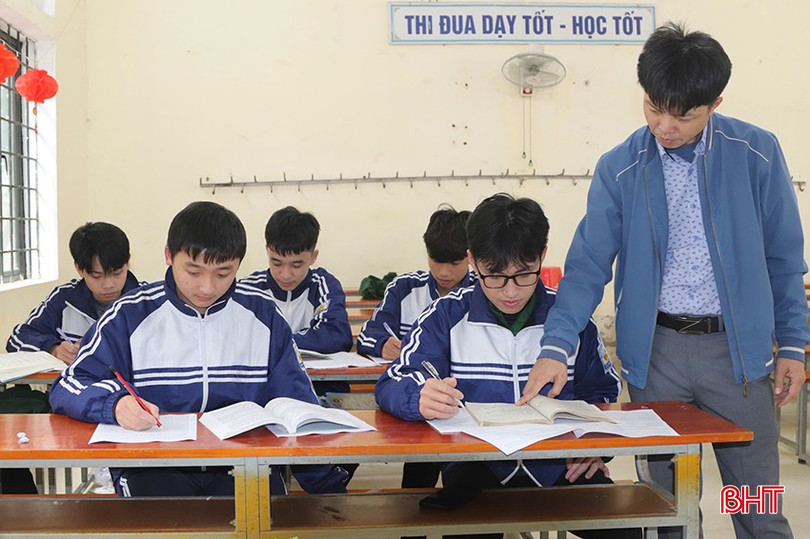 Sự đồng hành của thầy Phan Trung Thông cùng các thầy, cô trong tổ chuyên môn và Ban Giám hiệu nhà trường đã giúp đội tuyển Vật lý giành kết quả đáng tự hào. bqbht_br_z6395802130529-91ea6609eaa7d8118e6c4bb409248dc6.jpg