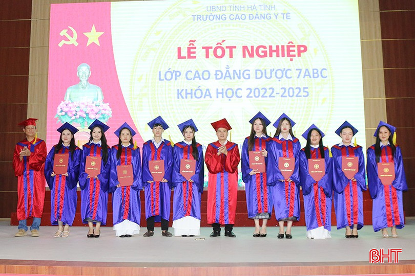 Trường Cao đẳng Y tế Hà Tĩnh tổ chức lễ tốt nghiệp cho sinh viên lớp Cao đẳng Dược 7ABC vào cuối tháng 8/2025. bqbht_br_img-1291-2.jpg