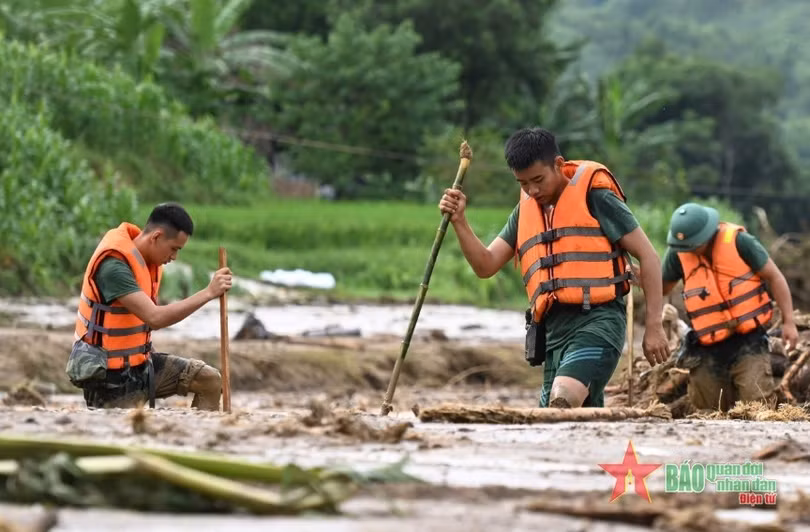 Cán bộ, chiến sĩ tìm kiếm nạn nhân mất tích ở Làng Nủ, xã Phúc Khánh (Bảo Yên, Lào Cai). Ảnh: Báo Quân đội Nhân dân điện tử.