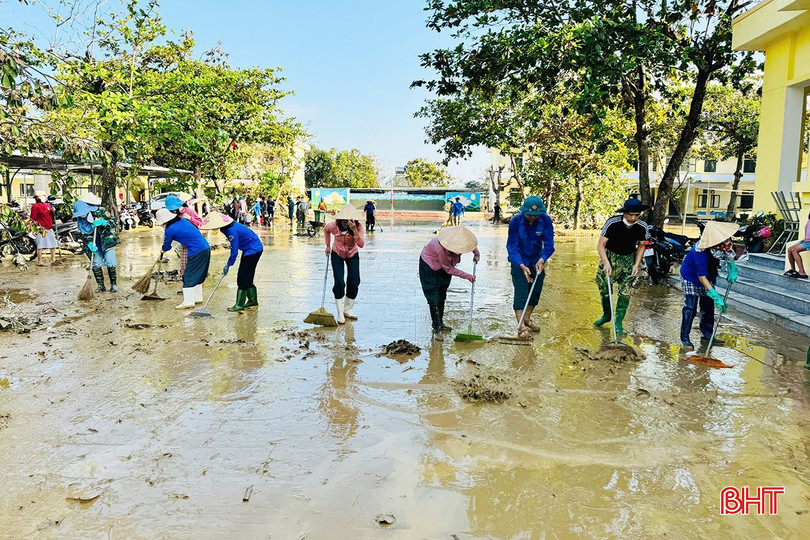 Cùng với đó, lực lượng đoàn viên, thanh niên tiếp tục ra quân hỗ trợ khắc phục hậu quả bão số 10, dọn dẹp trường học, công trình, vệ sinh môi trường, giúp người dân ổn định cuộc sống. Trong ảnh: Đoàn xã Đức Minh phối hợp với các đoàn thể khác tổ chức dọn dẹp sau lũ tại Trường Tiểu học Liên Minh.