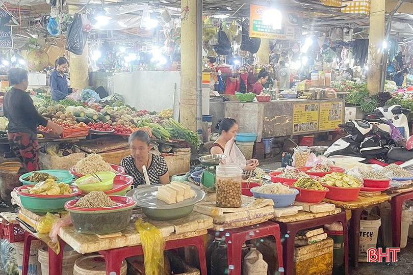 Nhiều người tiêu dùng Hà Tĩnh e dè khi lựa chọn mua giá đỗ tại các chợ dân sinh. bqbht_br_z6535789356559-7a8c1ac6d88e351ee2765544d4994218.jpg