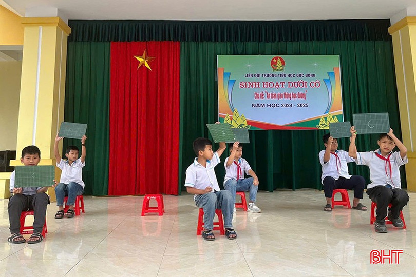 Học sinh Trường Tiểu học Đức Đồng (Đức Thọ) thi tìm hiểu kiến thức về chủ đề &quot;An toàn giao thông học đường&quot;.