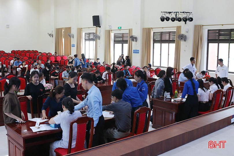 Đông đảo phụ huynh, sinh viên đã đến Trường Cao đẳng Y tế Hà Tĩnh làm thủ tục nhập học đợt 1. bqbht_br_z6871012751839-64ecde8332814c1680f3de2d34c71a96-3662.jpg