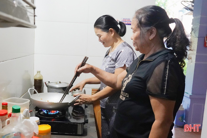Vợ chồng chị Tình và 2 con luôn noi gương bố mẹ chồng. bqbht_br_chi-tinh-va-gia-dinh-luon-noi-guong-bo-me-chong.jpg