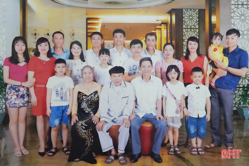 Đại gia đình ông Định - bà Xuyến và con cháu. bqbht_br_dai-gia-dinh-ong-dinh-ba-xuyen.jpg