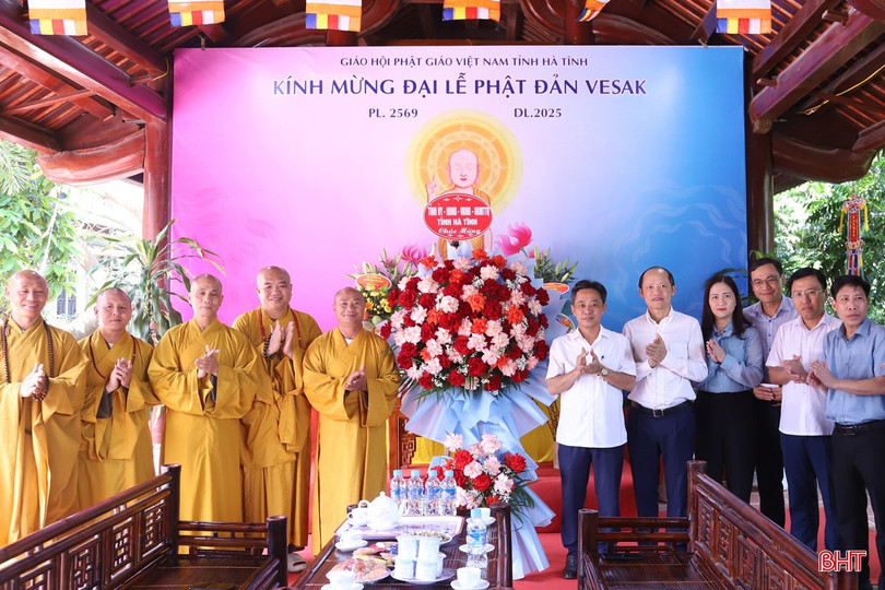Lãnh đạo tỉnh tặng hoa, chúc mừng Ban Trị sự Giáo hội Phật giáo Việt Nam tỉnh Hà Tĩnh nhân dịp Lễ Phật đản Phật lịch 2569 - dương lịch 2025. Lãnh đạo tỉnh tặng hoa, chúc mừng Ban Trị sự Giáo hội Phật giáo Việt Nam tỉnh Hà Tĩnh nhân dịp Lễ Phật đản Phật lịch 2569 - dương lịch 2025.