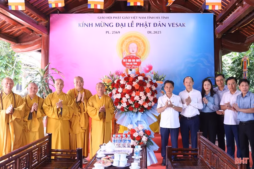 Lãnh đạo tỉnh tặng hoa, chúc mừng Ban Trị sự Giáo hội Phật giáo Việt Nam tỉnh Hà Tĩnh nhân dịp Lễ Phật đản Phật lịch 2569 - dương lịch 2025.