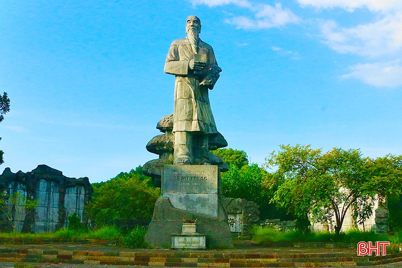 Tượng đài Hải Thượng Lãn Ông Lê Hữu Trác tại thôn Hải Thượng, xã Sơn Trung (Hương Sơn). bqbht_br_z6007781999097-64efc44fe22f3cee07e0a8e81f918e82-9614.jpg