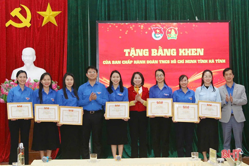 7 hội đồng đội có thành tích xuất sắc trong công tác đội và phong trào thanh thiếu nhi năm học 2023 - 2024 được nhận bằng khen của Tỉnh đoàn. bqbht_br_z5982666571023-462e527d83e5161c794771ad4cea56bc-7840.jpg